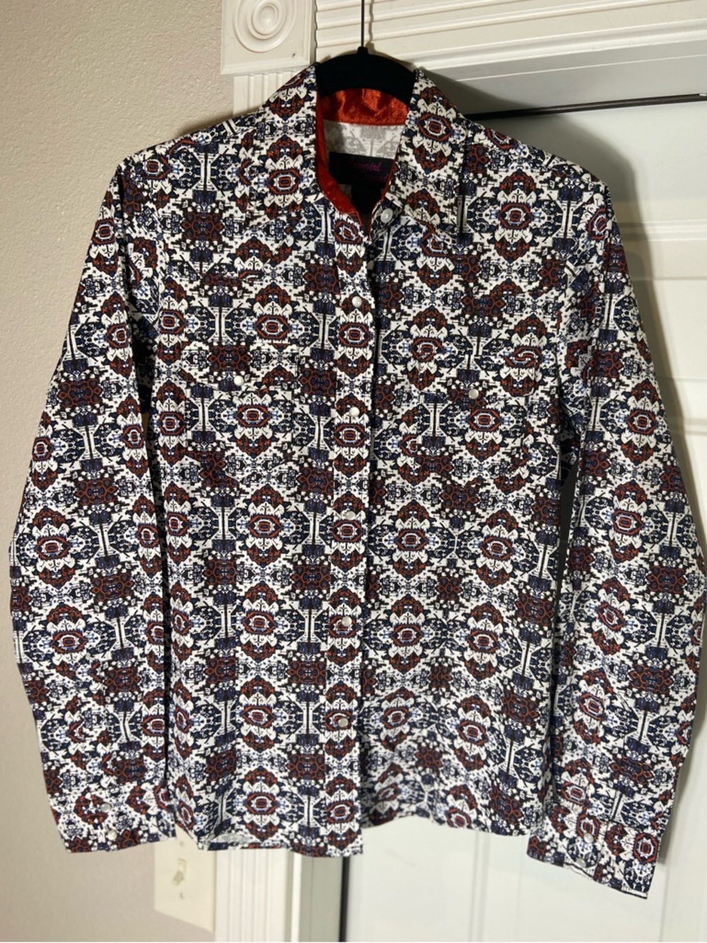 Cowgirl Legend~NWT~Western Shirt~Geometric Design~Pearl Snap~Point Collar~Size S